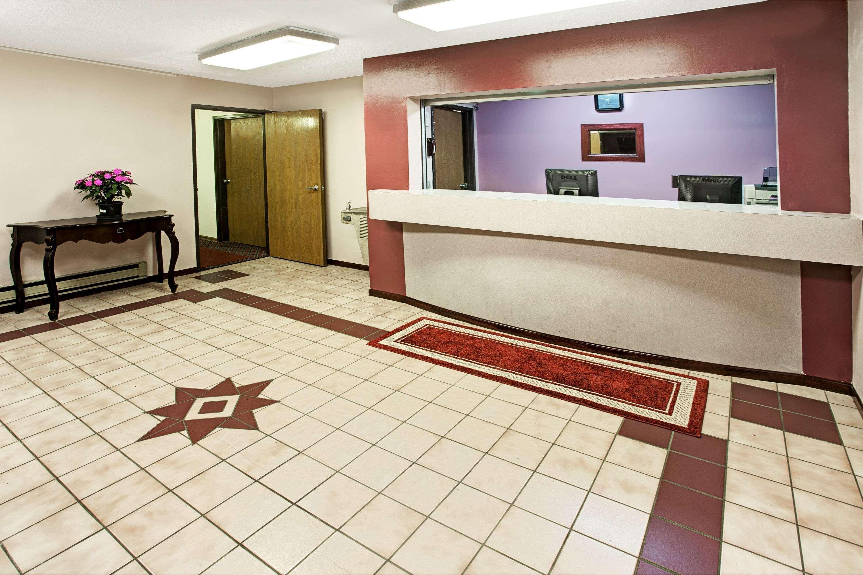 Super 8 By Wyndham Heath/Newark Hotel Exterior foto